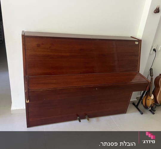 פסנתר עומד ליד גיטרות בחדר